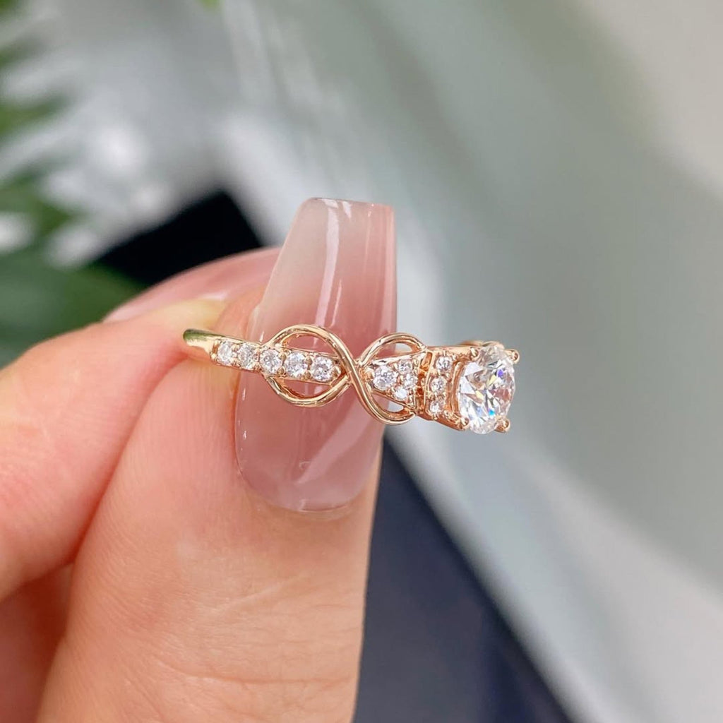 Round Cut Diamond Vintage Inspired Engagement Ring with Twisted Gold Band and Side Accents | Elegant Moissanite Diamond Ring