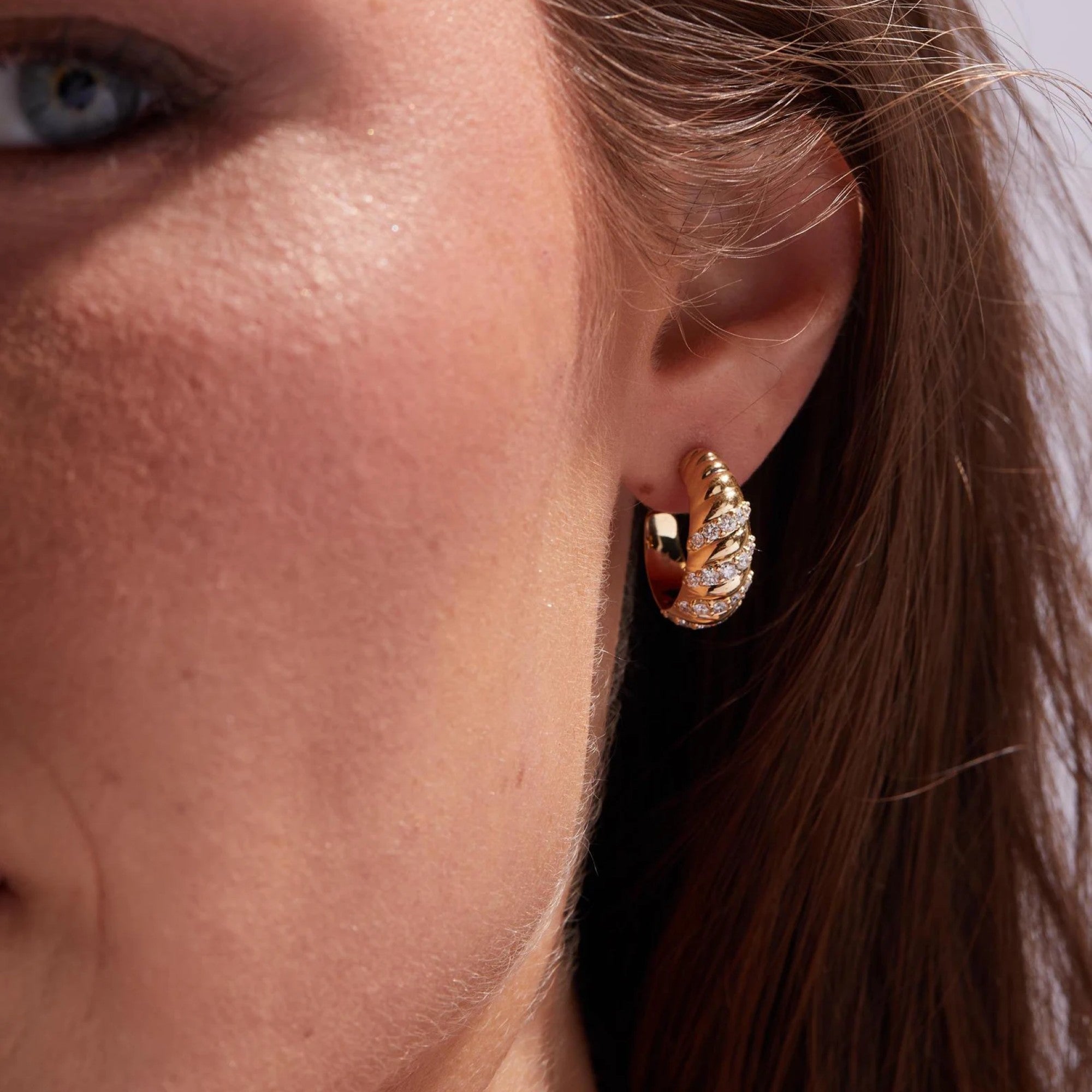 0.80 TCW Round Cut Moissanite Diamond Huggie Hoop Earring Elegant Twist Design